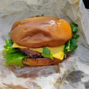 Hamburguesa: medallón de bambú, trigo y betabel, pepinillos, jitomate, veganesa, queso amarillo, lechuga, catsup y mostaza. #Veganuary at Miga Vegana in Mexico City