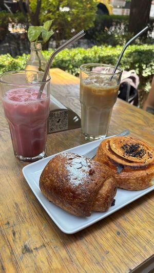 Bebidas: pink latte, avellana. Pan: Chocolatín y pizzaroll at Miga Vegana in Mexico City