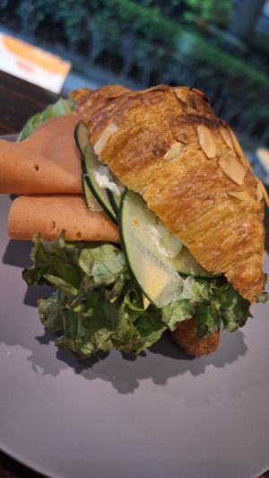 Croissant con No jamón y queso veggie 🥐🧀🌱👌🏻 at Miga Vegana in Mexico City