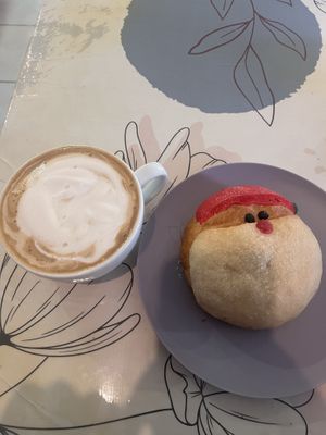 Concha y latte   at Miga Vegana in Mexico City