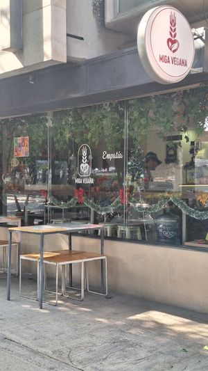 Siguen con el espíritu navideño 🎄😊🫶🏻✨️ at Miga Vegana in Mexico City