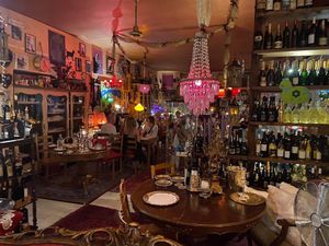Het ietwat overladen interieur binnen at Osteria Gatto D'Oro in Toscolano Maderno