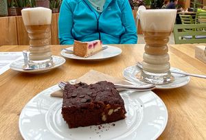 Brownie, Käsekuchen und Hafermilchlatte  at Café Florina in Hirschthal