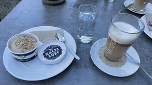 Auch bei warmen Temperaturen zu empfehlen da mehrere vegane Eisangebote im Sortiment von Kalte Lust  at Café Florina in Hirschthal