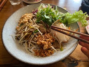 Mittagsgericht: Lauwarme Reisnudelschale, Salat, Sojafleisch,
Erdnüssen und Kräuter (M3.a) at Lam Vegan in Hamburg