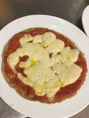 Pizza con formaggio vegano at Dolce Vegan in Florence