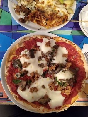 Pizza with perfect cheeese at Dolce Vegan in Florence
