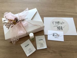 Inhoud van het cadeau; cadeaubon met testers (Medik8 en tea tree oil) at Schoonheidssalon Rachel in Maastricht