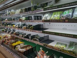 fresh produce at MiánHuā Tián 棉花田 - Cotton Field Organic - BoAi Rd in Taipei