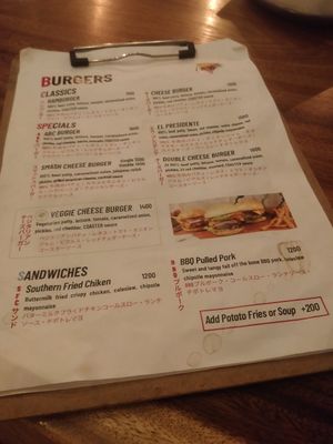 The veggie burger can be customized as vegan at Coaster Tokyo in Tokyo