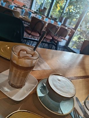 Karamell Latte Macchiato und Milchcafé (Hafermilch) at Klostercafé in Erkelenz