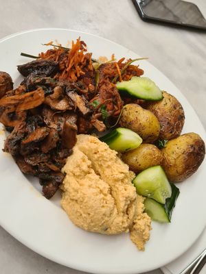 Tempeh, svampinjoner och örtslungad potatis. at Lilla K's in Bollnaes