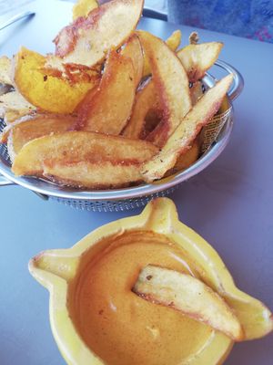 Braves amb salsa picant casolana vegana at De Bat a Bat in Torredembarra