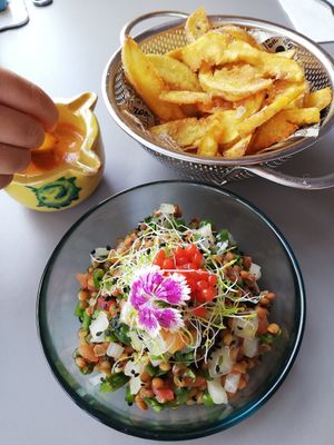 Amanida de llenties i pico de gallo i braves at De Bat a Bat in Torredembarra