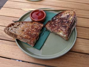 Vegan cheese-mint-figs toast 2 at YUSU in Amsterdam