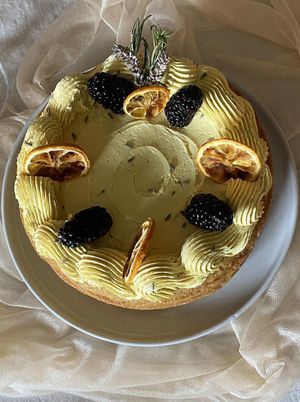 Tarta de limón y moras at li.V.re in Torrelodones