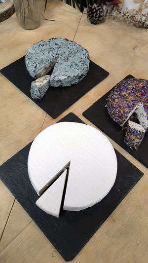 Quesos Veganos al corte at li.V.re in Torrelodones