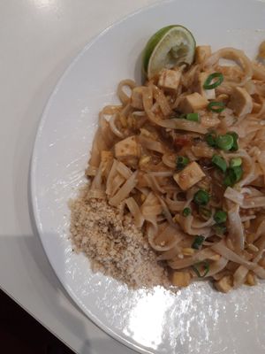 Vegan pad thai at Noodle Bar 9 in Oulu