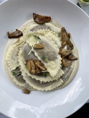 Ravioli gefüllt mit Linsen und Walnüssen  at Perbacco in Locarno