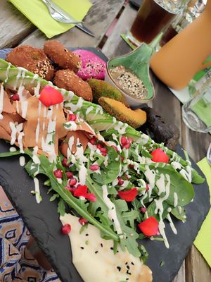 Salat mit tahini, Avocado, Humus, Falafel, Brotchips und babaganoush at Avogan - Vecado in Erfurt