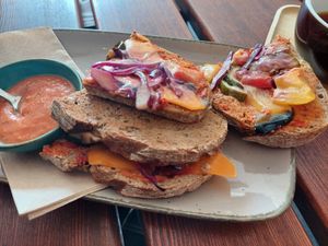 "Stulle Ratatouille" i.e. bread with Ajvar, grilled veggies, red cabbage, vegan cheddar & mustard sauce (7.90€, tasty!) at Remé in Dusseldorf