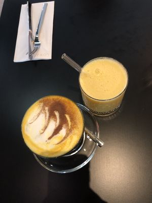 Kurkuma Latte und Smoothie at Lokal Vier  in Hannover