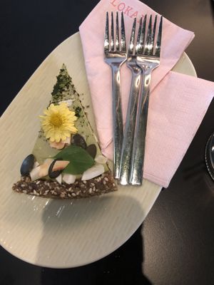 Sesam-Matcha-Tarte at Lokal Vier  in Hannover