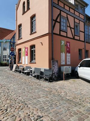 Sitzplätze im Freien at Eiscafe al Ponte in Plau Am See