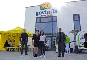 Govinda Shop-Opening in October 2020. Persons shown: Christian Forsch (CEO WEG), Doris Maiwald (CEO Govinda) and her daughter Jasmin Maiwald, Marc Weigel (OB der Stadt Neustadt) at Govinda Natur in Neustadt