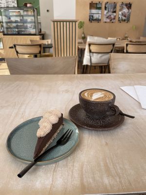 Cappuccino mit Hafermilch und Mousse au Chocolat-Kuchen   at Café Aivilo in Lingen