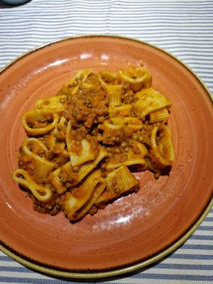 Mezzi paccheri alla bolognese di lenticchie at Matre in Gallipoli