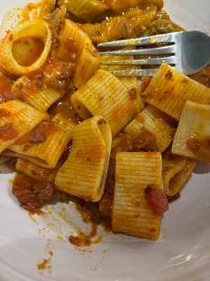 Pasta con ragú boloñesa de seitán at Matre in Gallipoli
