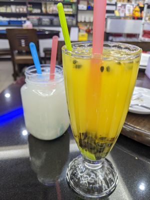Sour Sop and Passion Fruit drinks at Man Yuan Fang in Malacca
