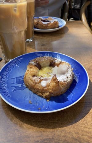 Två sorters Veganskt wienerbröd och iskaffe med havremjölk  at Kafe Kruse in Helsingoer