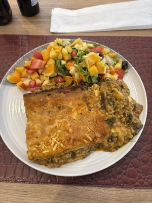 Lasanha bem servida, de soja, espinafre e cogumelos  at Gaya Veggie Market in Lisbon