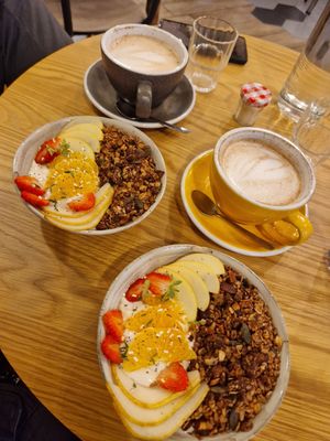 Vegan granola, pumpkin and chaï latte at Okara in Lyon