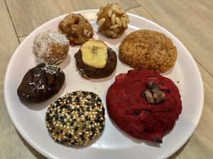 Red Velvet, ginger and tahini cookies and 'pellets' at Bocagua in Mallorca