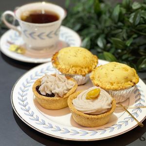 Pulut hitam taro and taro mini tarts. Bolognese pies~ at Lilac Oak in Central Singapore