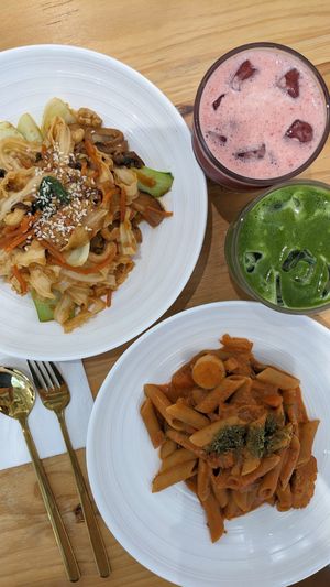 Vegan Gochujang Rose Penne, Mushroom Knife-Cut Noodles Stir-Fry, Iced Matcha Oat Latte, Iced Shaken Mixed Berries Earl Grey with Strawberry Pearls at Lilac Oak in Central Singapore