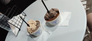 Tarrinas medianas de Brownie, Oreo y Avellana. at Vincis Heladería in Barcelona