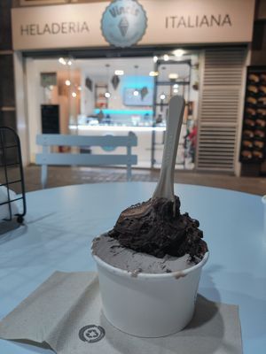 Oreo and chocolate ice cream at Vincis Heladería in Barcelona
