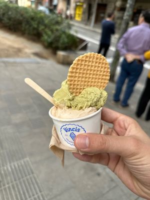 Moltes opcions de gelats vegans boníssims!   at Vincis Heladería in Barcelona