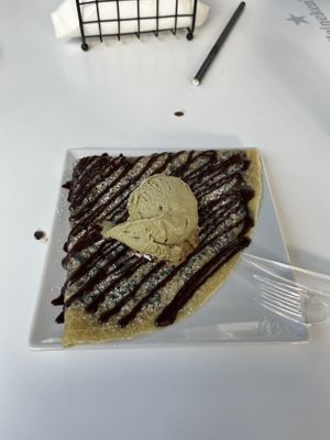 Creo de chocolate con una bola de helado de pistacho, todo vegano  at Vincis Heladería in Barcelona