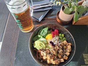 Einzige vegane Variante...aber lecker. Toll waren die eingelegten Kohlrabi. Einmal in gelb einmal in rot, hauchdünn, ganz wenig aber super lecker at UMI AsianStreetfood in Porec