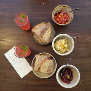 Sourdough 酸種麵包 配 蕃茄莎莎醬 鷹咀豆醬 紅酒燉梨 at Black Window - 黑窗里 in Kowloon