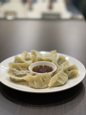 Excellent dumplings! I would eat 30 of these at DīShuǐ Fāng 滴水坊 in Jiaoxi