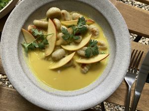 Peachy curry at Pinch Brunch Bar in Seoul