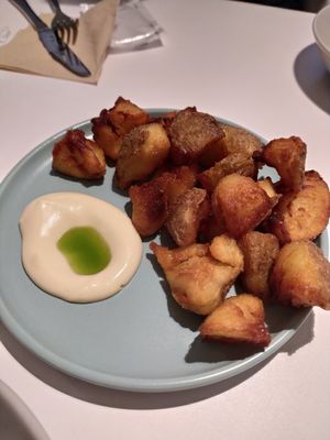Crispy potatoes at Pinch Brunch Bar in Seoul