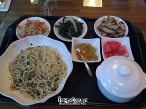 Spicy noodles set meal at Meimen Tea House in Taipei