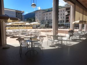 Outdoor seating at Sõko in Davos